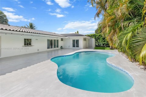 Casa en venta en Miami, Florida, 5 dormitorios, 257.71 m2 № 1984367 - foto 4