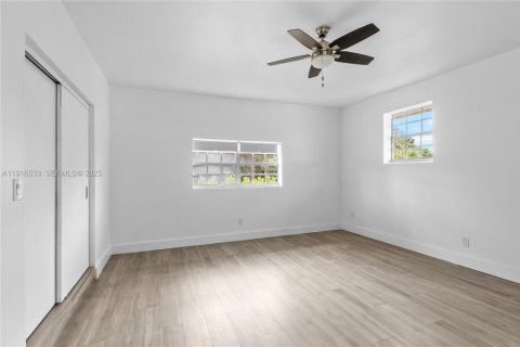 Casa en venta en Miami, Florida, 5 dormitorios, 257.71 m2 № 1984367 - foto 19