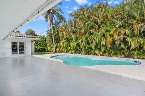 Casa en venta en Miami, Florida, 5 dormitorios, 257.71 m2 № 1984367 - foto 5