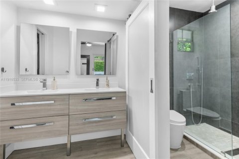Casa en venta en Miami, Florida, 5 dormitorios, 257.71 m2 № 1984367 - foto 17