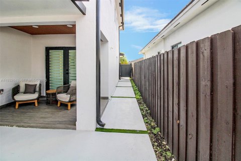 House in Miami, Florida 5 bedrooms, 271.74 sq.m. № 1991575 - photo 14