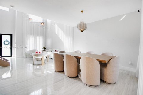 House in Miami, Florida 5 bedrooms, 271.74 sq.m. № 1991575 - photo 20