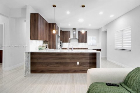 House in Miami, Florida 5 bedrooms, 271.74 sq.m. № 1991575 - photo 27