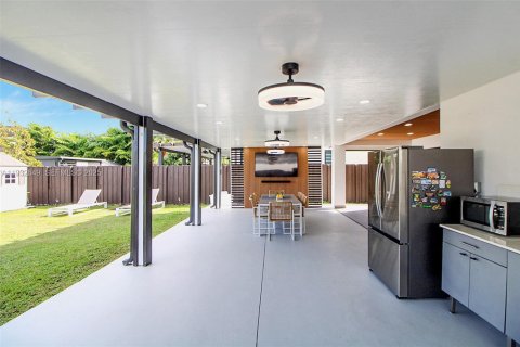 House in Miami, Florida 5 bedrooms, 271.74 sq.m. № 1991575 - photo 12