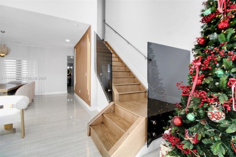 House in Miami, Florida 5 bedrooms, 271.74 sq.m. № 1991575 - photo 23