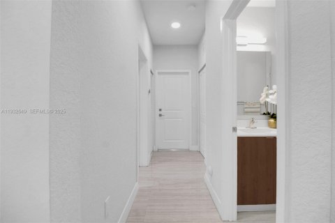 House in Miami, Florida 5 bedrooms, 271.74 sq.m. № 1991575 - photo 30