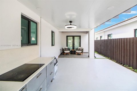 House in Miami, Florida 5 bedrooms, 271.74 sq.m. № 1991575 - photo 15