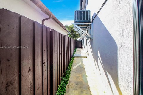 House in Miami, Florida 5 bedrooms, 271.74 sq.m. № 1991575 - photo 19