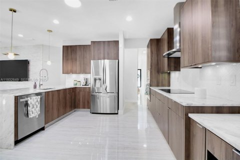 House in Miami, Florida 5 bedrooms, 271.74 sq.m. № 1991575 - photo 28