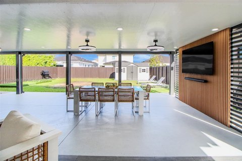 House in Miami, Florida 5 bedrooms, 271.74 sq.m. № 1991575 - photo 11