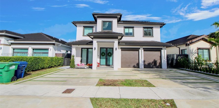 House in Miami, Florida 5 bedrooms, 271.74 sq.m. № 1991575