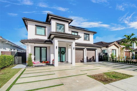 House in Miami, Florida 5 bedrooms, 271.74 sq.m. № 1991575 - photo 8
