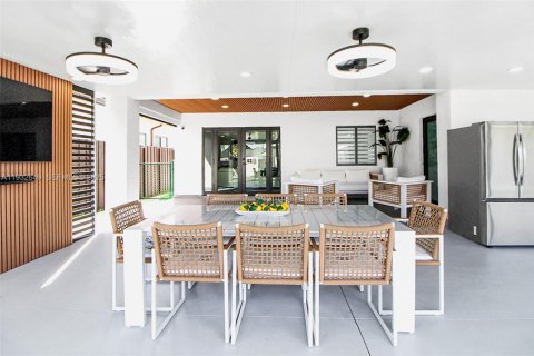 House in Miami, Florida 5 bedrooms, 271.74 sq.m. № 1991575 - photo 18
