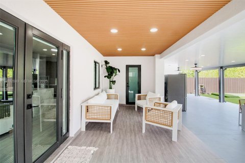 House in Miami, Florida 5 bedrooms, 271.74 sq.m. № 1991575 - photo 10