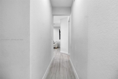 House in Miami, Florida 5 bedrooms, 271.74 sq.m. № 1991575 - photo 24