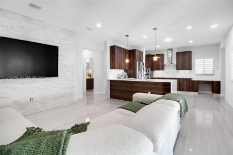 House in Miami, Florida 5 bedrooms, 271.74 sq.m. № 1991575 - photo 26