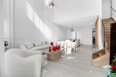 House in Miami, Florida 5 bedrooms, 271.74 sq.m. № 1991575 - photo 22