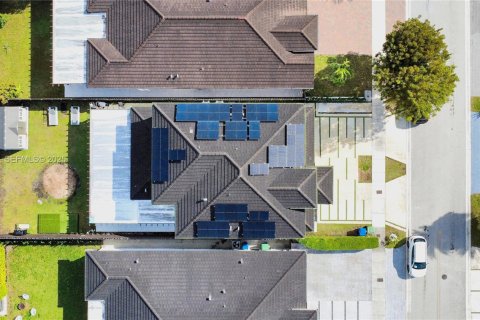 House in Miami, Florida 5 bedrooms, 271.74 sq.m. № 1991575 - photo 9