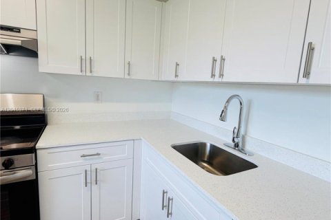 Apartment in Pompano Beach, Florida 2 bedrooms, 74.32 sq.m. № 2171358 - photo 9