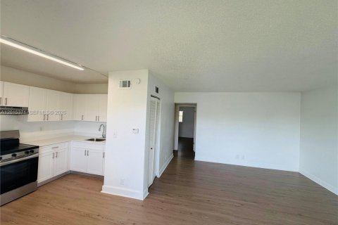 Apartment in Pompano Beach, Florida 2 bedrooms, 74.32 sq.m. № 2171358