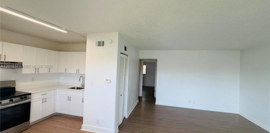 Apartment in Pompano Beach, Florida 2 bedrooms, 74.32 sq.m. № 2171358