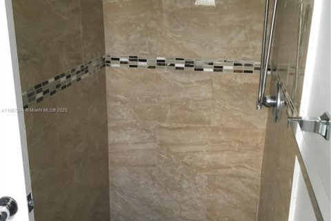 Снять в аренду таунхаус в Майами, Флорида 3 спальни, 98.57м2, № 1887308 - фото 10