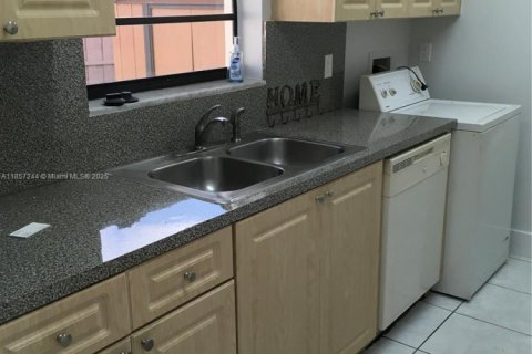 Снять в аренду таунхаус в Майами, Флорида 3 спальни, 98.57м2, № 1887308 - фото 5