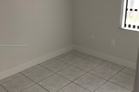 Снять в аренду таунхаус в Майами, Флорида 3 спальни, 98.57м2, № 1887308 - фото 15