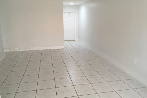 Снять в аренду таунхаус в Майами, Флорида 3 спальни, 98.57м2, № 1887308 - фото 2