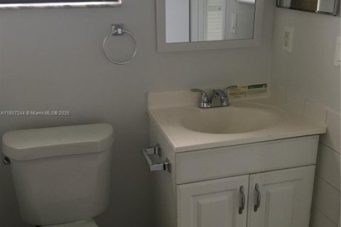 Снять в аренду таунхаус в Майами, Флорида 3 спальни, 98.57м2, № 1887308 - фото 11