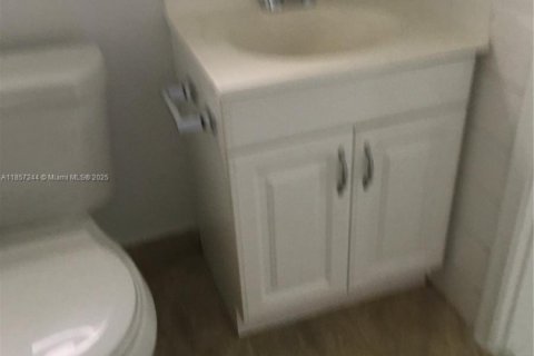 Снять в аренду таунхаус в Майами, Флорида 3 спальни, 98.57м2, № 1887308 - фото 12