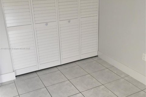 Снять в аренду таунхаус в Майами, Флорида 3 спальни, 98.57м2, № 1887308 - фото 14