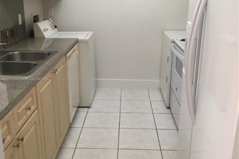 Снять в аренду таунхаус в Майами, Флорида 3 спальни, 98.57м2, № 1887308 - фото 4