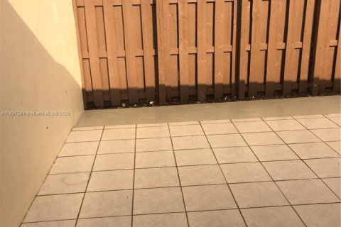 Снять в аренду таунхаус в Майами, Флорида 3 спальни, 98.57м2, № 1887308 - фото 8