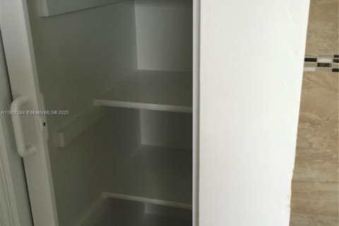 Снять в аренду таунхаус в Майами, Флорида 3 спальни, 98.57м2, № 1887308 - фото 13