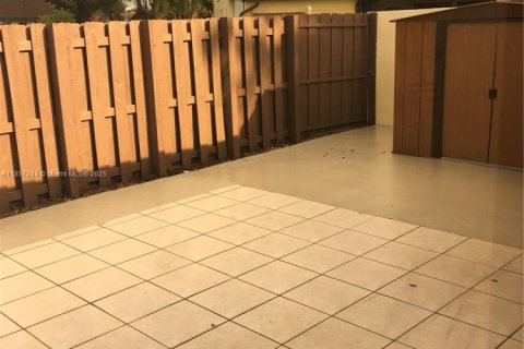 Снять в аренду таунхаус в Майами, Флорида 3 спальни, 98.57м2, № 1887308 - фото 7