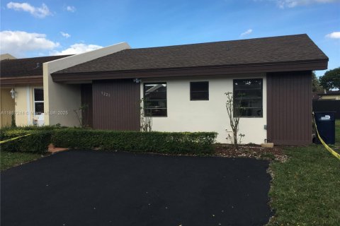 Снять в аренду таунхаус в Майами, Флорида 3 спальни, 98.57м2, № 1887308 - фото 1