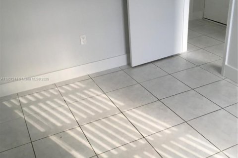 Снять в аренду таунхаус в Майами, Флорида 3 спальни, 98.57м2, № 1887308 - фото 17