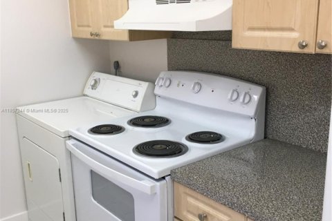 Снять в аренду таунхаус в Майами, Флорида 3 спальни, 98.57м2, № 1887308 - фото 6