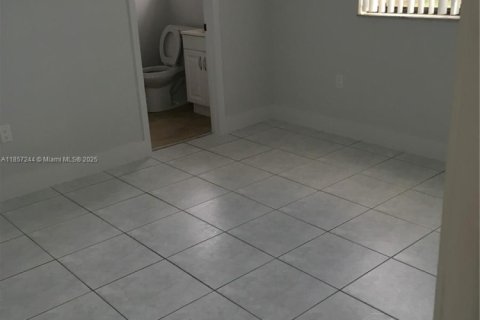 Снять в аренду таунхаус в Майами, Флорида 3 спальни, 98.57м2, № 1887308 - фото 9