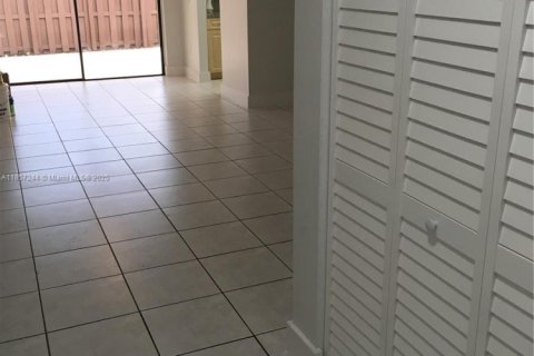 Снять в аренду таунхаус в Майами, Флорида 3 спальни, 98.57м2, № 1887308 - фото 3