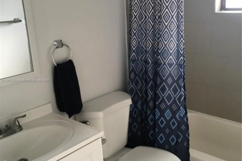 Снять в аренду таунхаус в Майами, Флорида 3 спальни, 98.57м2, № 1887308 - фото 16