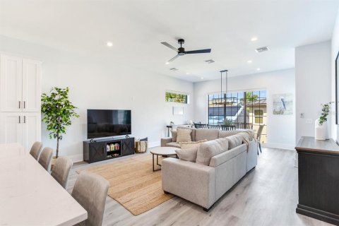 House in Redington Shores, Florida 4 bedrooms, 169.08 sq.m. № 1385102 - photo 23