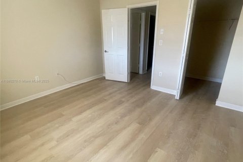 Снять в аренду виллу или дом в Катлер-Бей, Флорида 3 спальни, 182.83м2, № 1929890 - фото 18