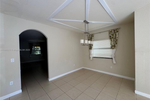 Снять в аренду виллу или дом в Катлер-Бей, Флорида 3 спальни, 182.83м2, № 1929890 - фото 5