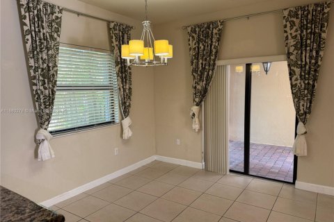 Снять в аренду виллу или дом в Катлер-Бей, Флорида 3 спальни, 182.83м2, № 1929890 - фото 9