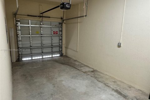 Снять в аренду виллу или дом в Катлер-Бей, Флорида 3 спальни, 182.83м2, № 1929890 - фото 22