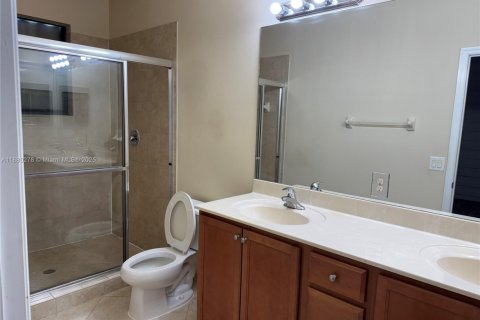 Снять в аренду виллу или дом в Катлер-Бей, Флорида 3 спальни, 182.83м2, № 1929890 - фото 17