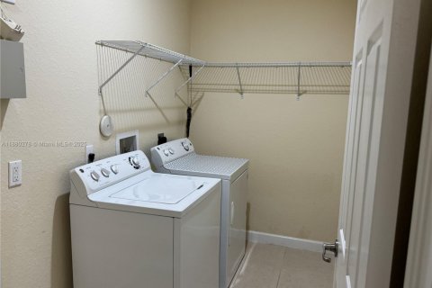 Снять в аренду виллу или дом в Катлер-Бей, Флорида 3 спальни, 182.83м2, № 1929890 - фото 13