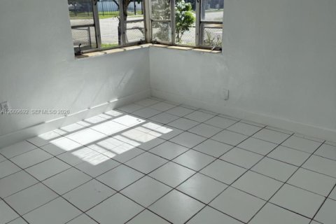Villa ou maison à louer à Miami, Floride: 2 chambres № 2073261 - photo 4